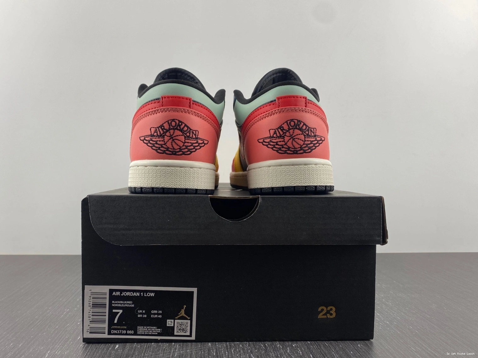 DN3739-060 Multi-Color Low (W) Black Jordan SE - Air 1 0109